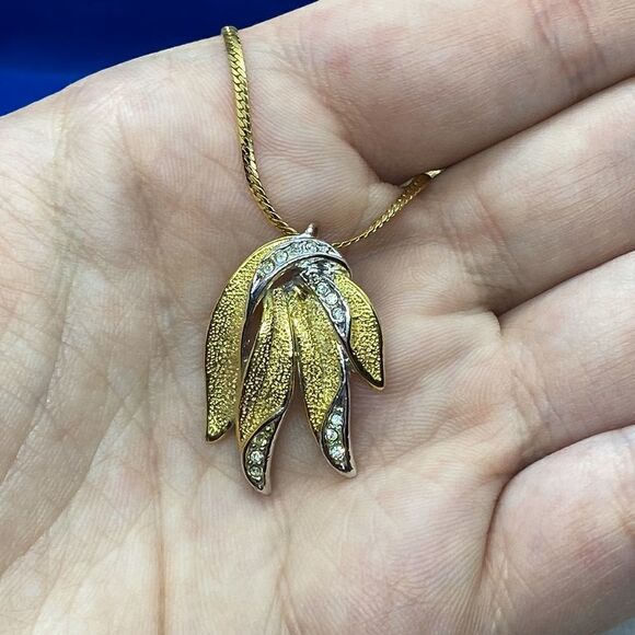 💛 Gold Plated Leaf & CZ Necklace - Picture 4 of 5